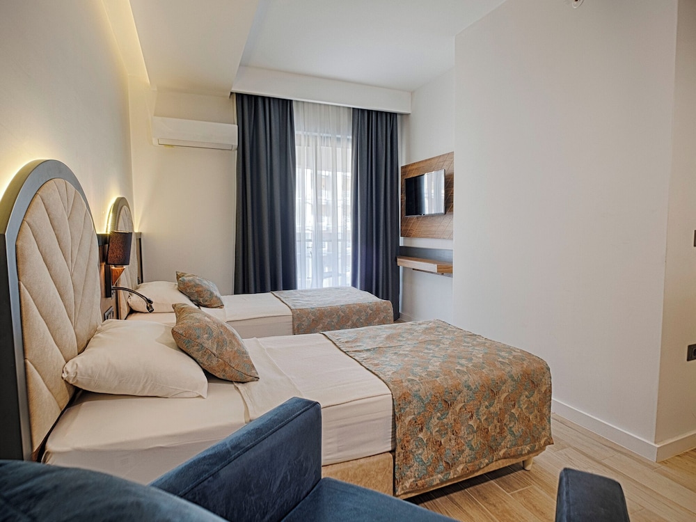 Standard Room, Balcony, Partial Sea View photo 1