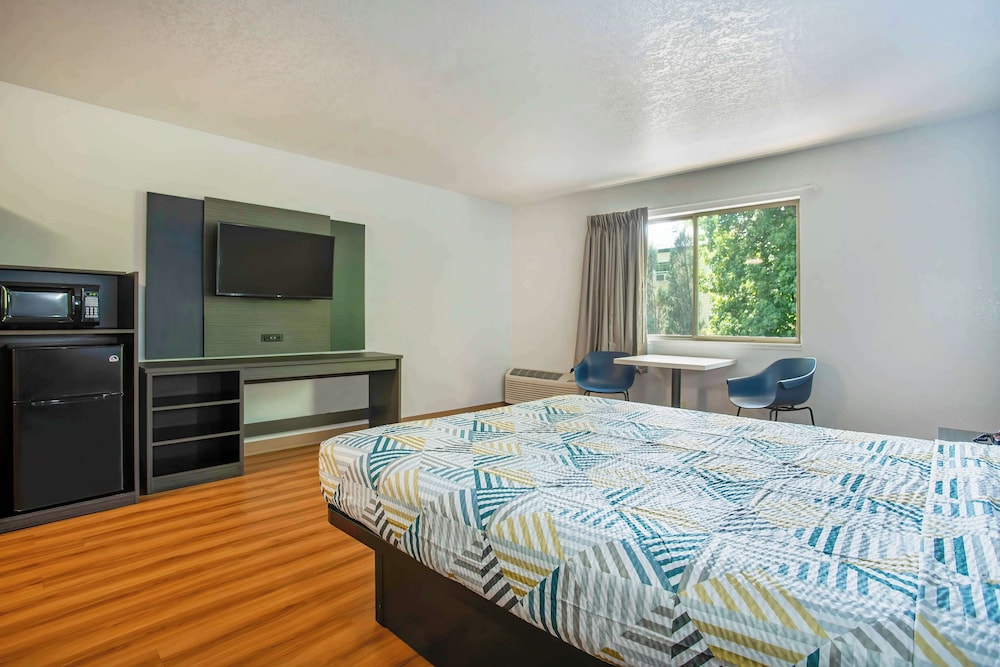 Standard Room, Multiple Beds, Non Smoking - Photo 1