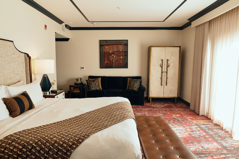 Premier Room, 1 King Bed photo 3