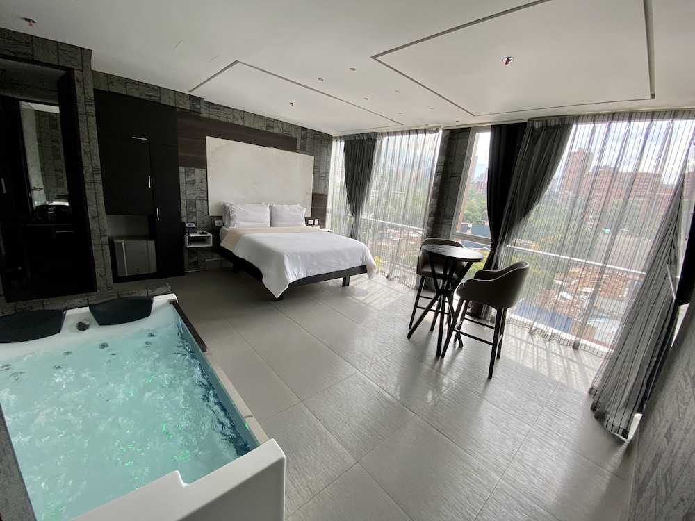 Suite with hot tub - Photo 7