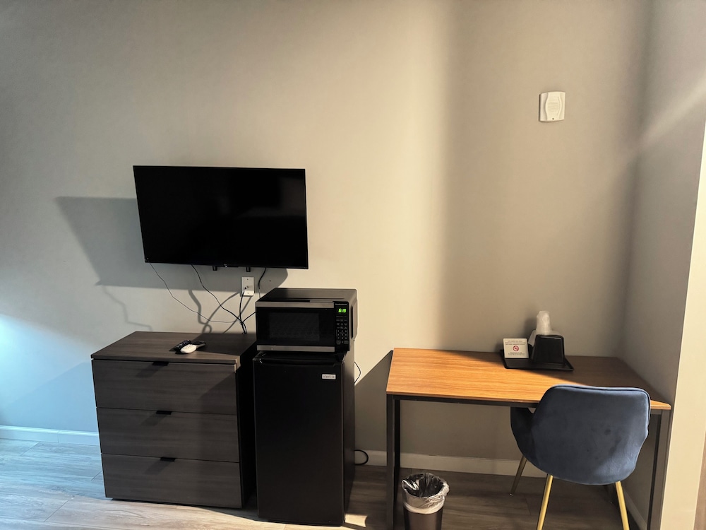 Basic Single Room, 1 King Bed, Non Smoking - Photo 4