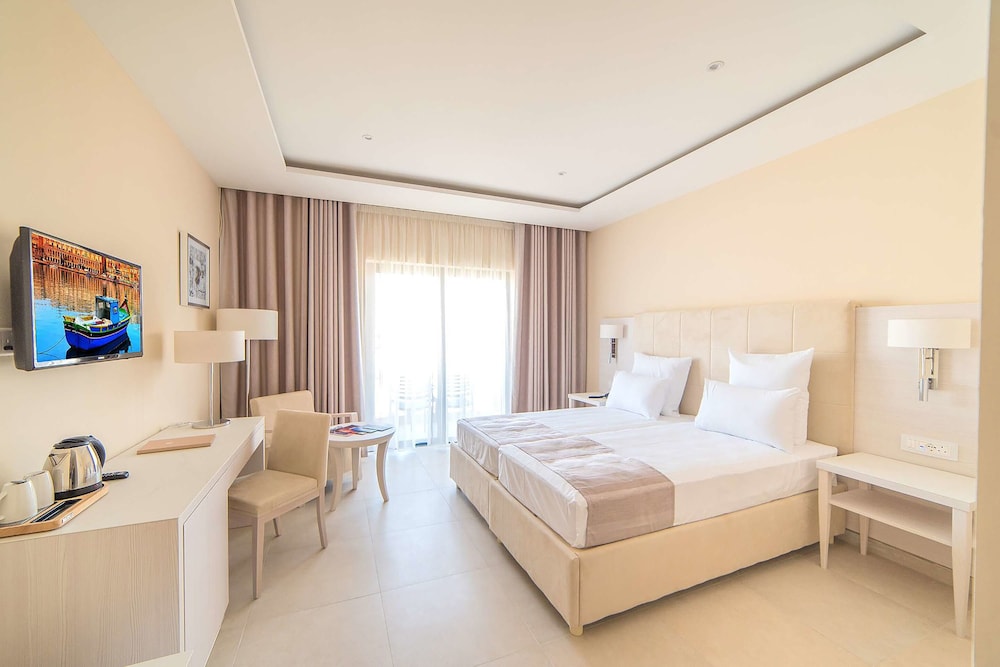 Deluxe Double or Twin Room, Garden View - Photo 1