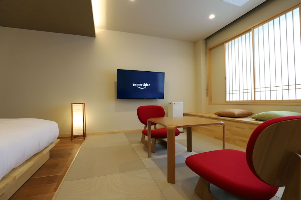 [7th floor Japanese western style room] Twin bed with Futon photo 2