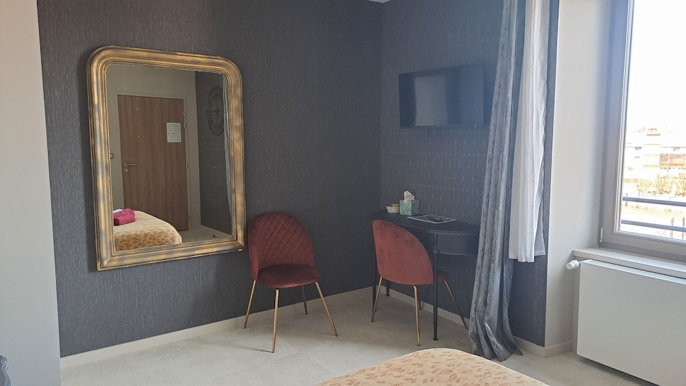 Classic Room, Pool View - Photo 5
