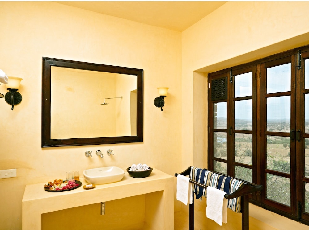 Deluxe Room, 1 King Bed, Valley View photo 3
