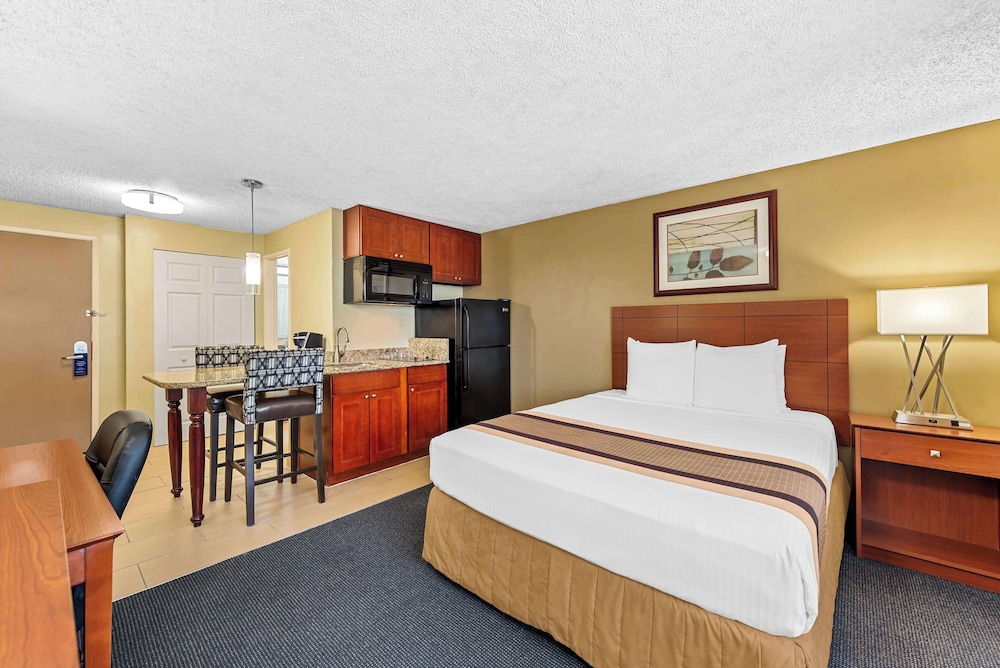 Standard Room, 1 Queen Bed, Non Smoking, Refrigerator & Microwave photo 2