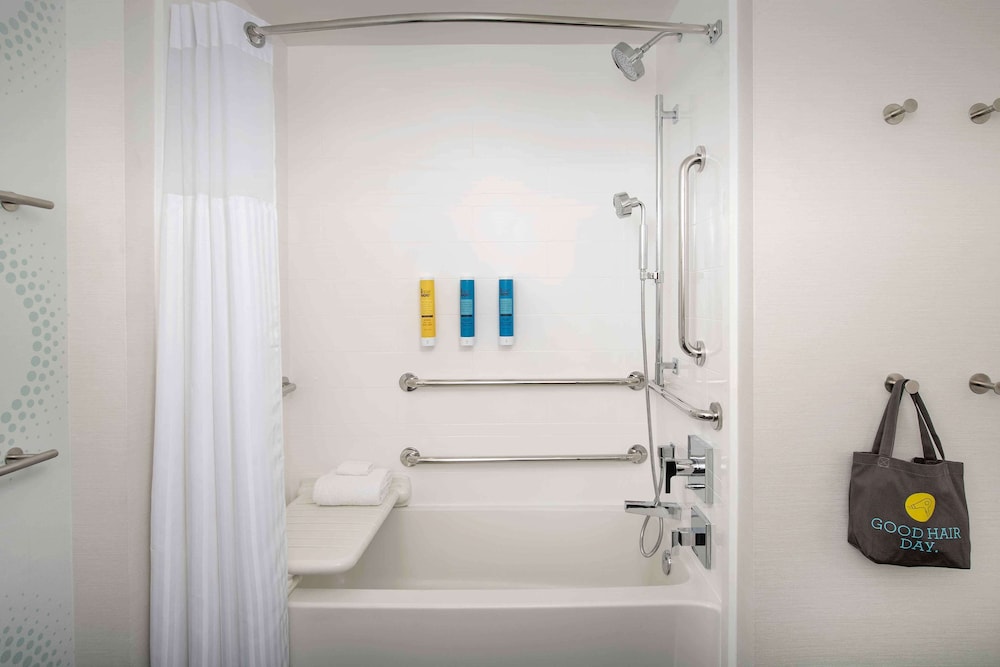 Room, 1 King Bed, Accessible, Bathtub thumbnail 5