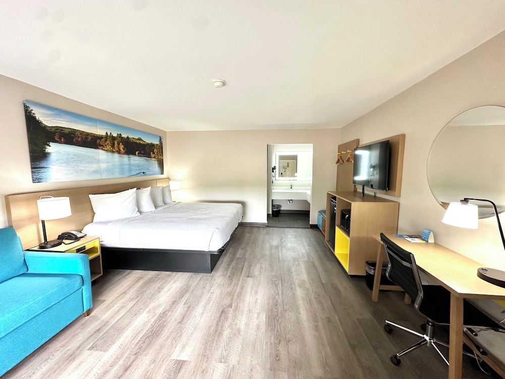 1 King Bed, Suite, Non-Smoking - Photo 2