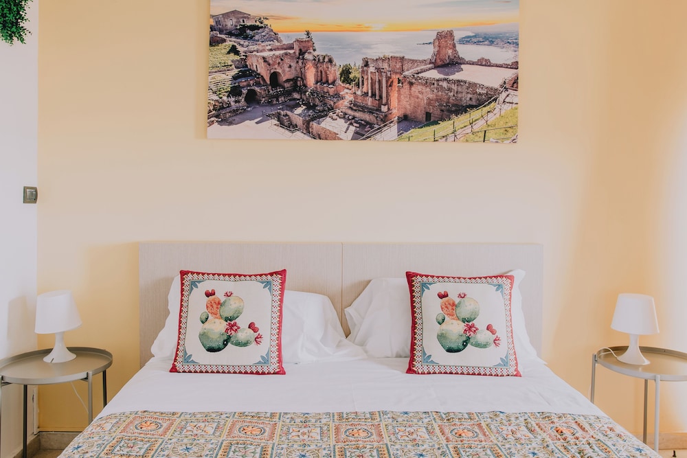 Deluxe Double Room, 1 Double Bed, Partial Sea View