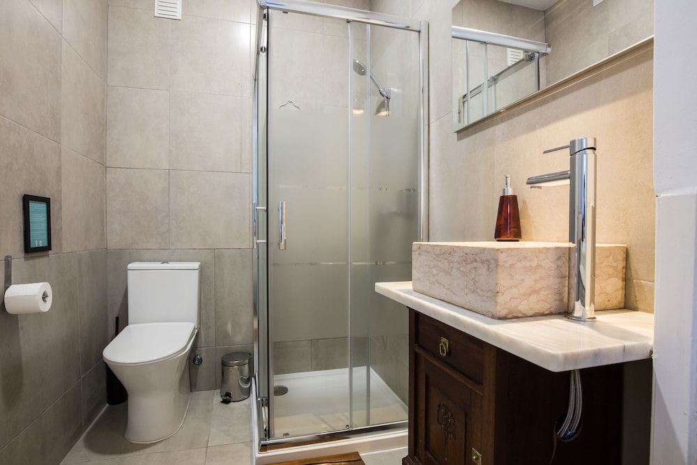 Suite, Ensuite photo 2
