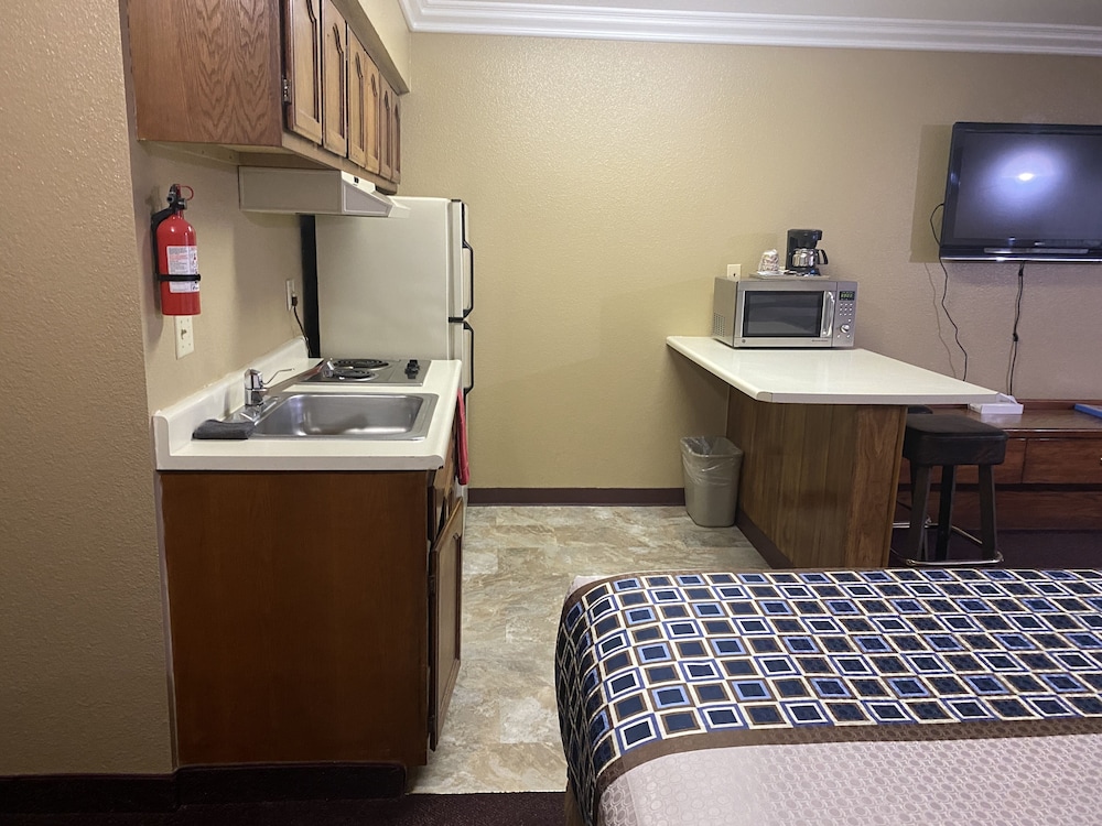 Family Suite, 2 Queen Beds, Kitchen photo 2