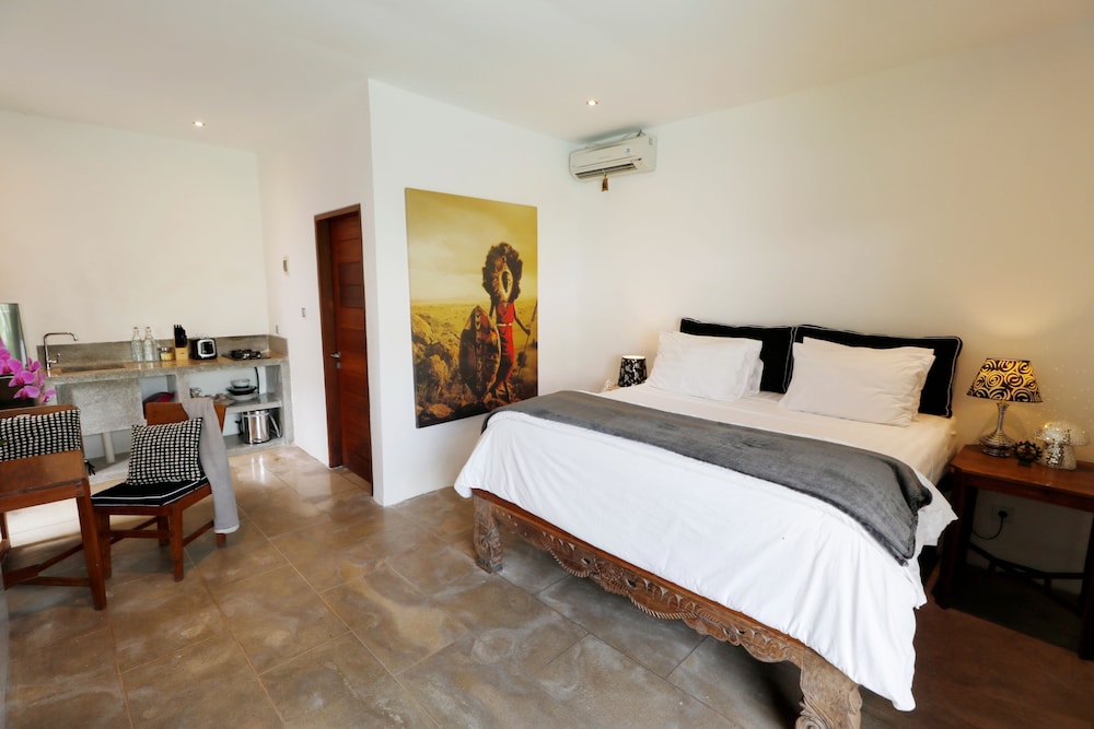 Deluxe Studio, 1 King Bed, Kitchen photo 2