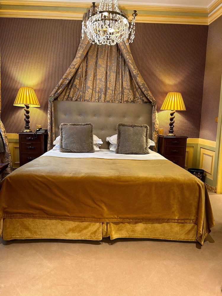 Luxury Suite thumbnail 6