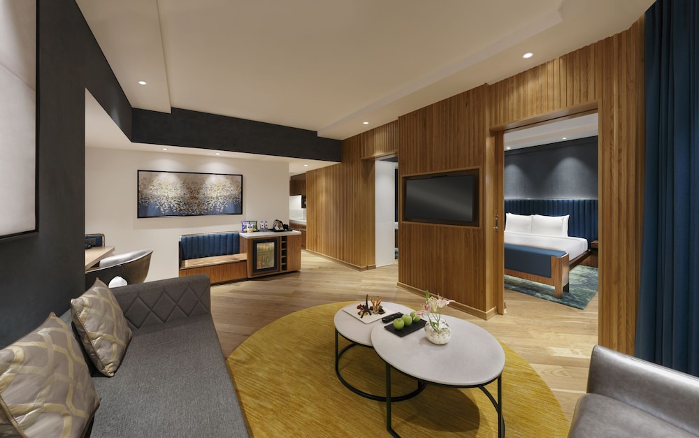 Executive Suite, City View, 1 King Bed, Club Lounge Access - Photo 4