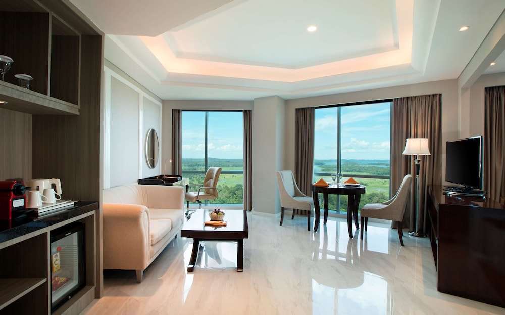 Executive Room, 1 King Bed, Smoking (Lake) photo 2