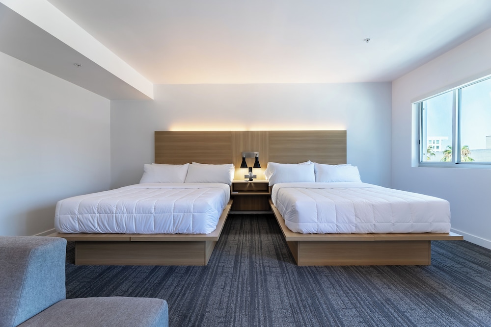 Deluxe Room, 2 Queen Beds, Non Smoking, Balcony photo 2