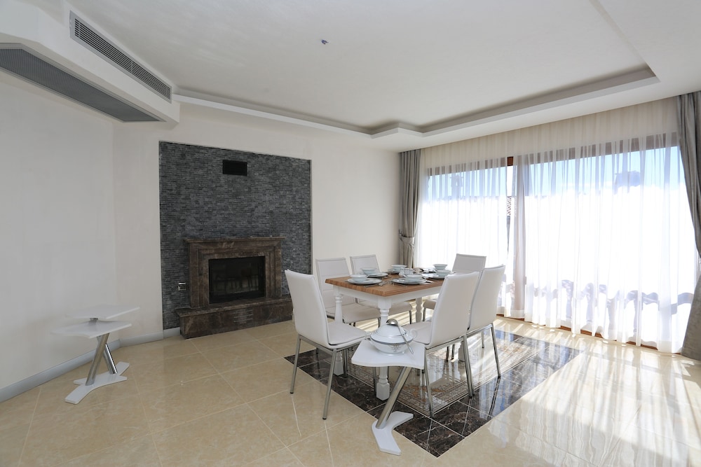 Crowne Suite, 4 Bedrooms photo 3