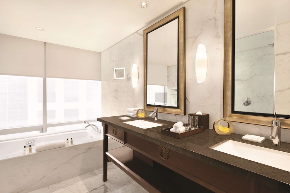 Deluxe Suite, 1 Bedroom, Balcony thumbnail 6