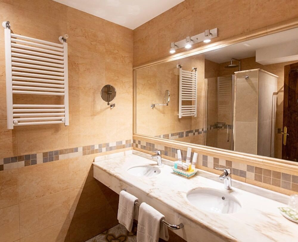 Standard Double or Twin Room - Photo 4