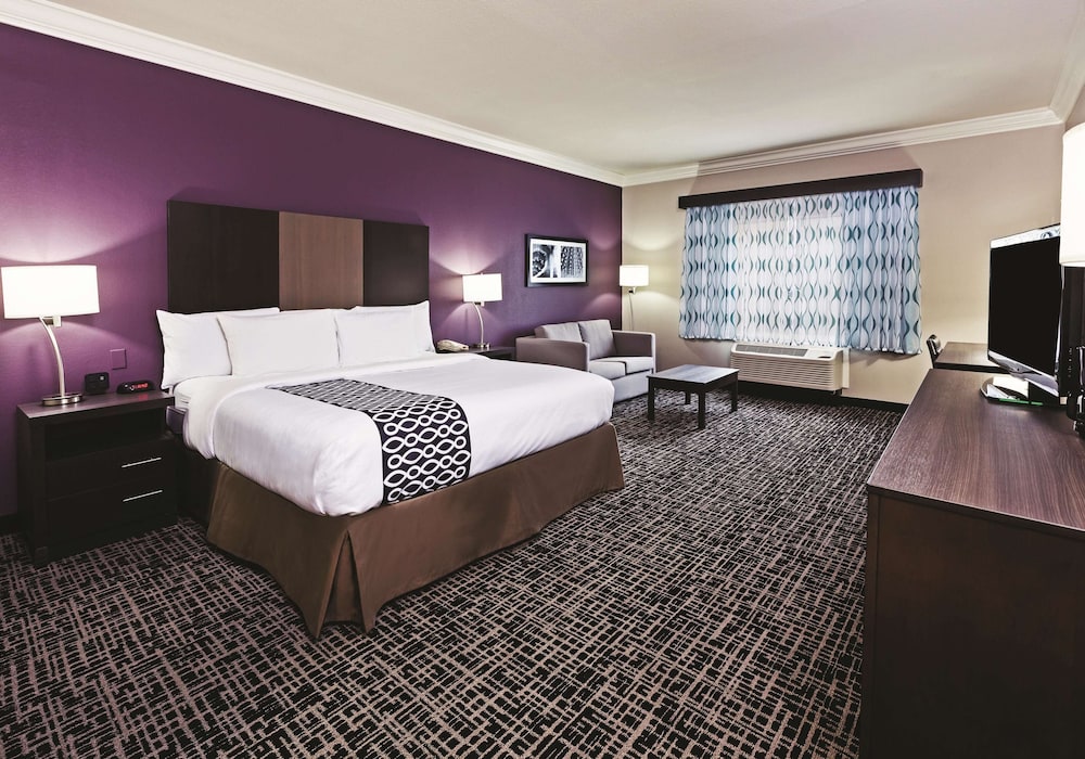 Deluxe Room, 1 King Bed, Accessible, Non Smoking (Mobility,Hearing,Tub w/Grab Bars) - Photo 1