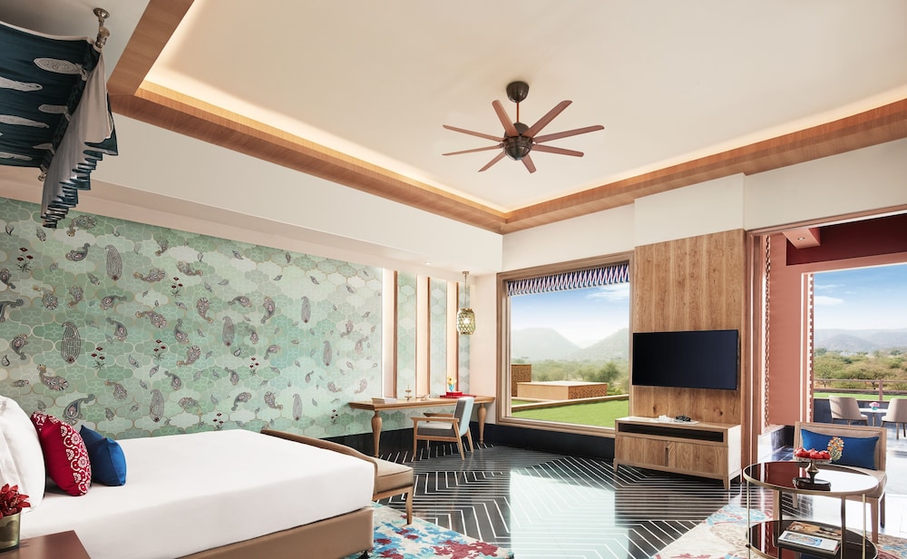 Grand Luxury Room King Bed with Bathtub & Garden or Terrace Sit-out - Photo 1