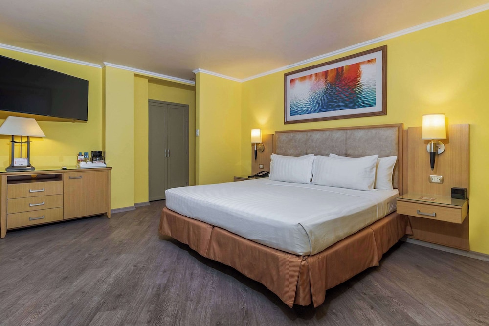 Standard Suite, 1 King Bed, Non Smoking - Photo 5