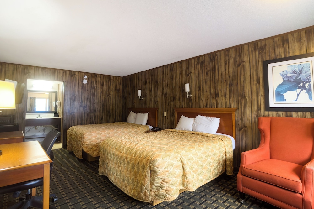 Room, 2 Queen Beds, Pool View - Photo 1