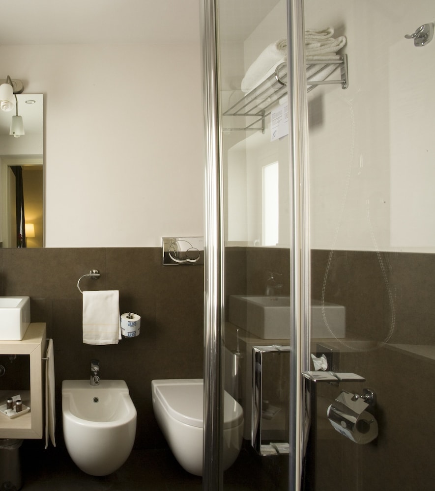 Young Double or Twin Room - Photo 4