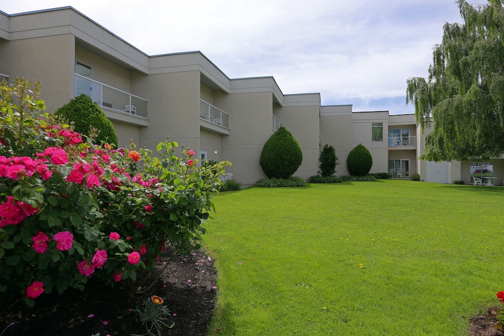 Standard Room, 2 Queen Beds, Balcony, Courtyard View - Photo 9
