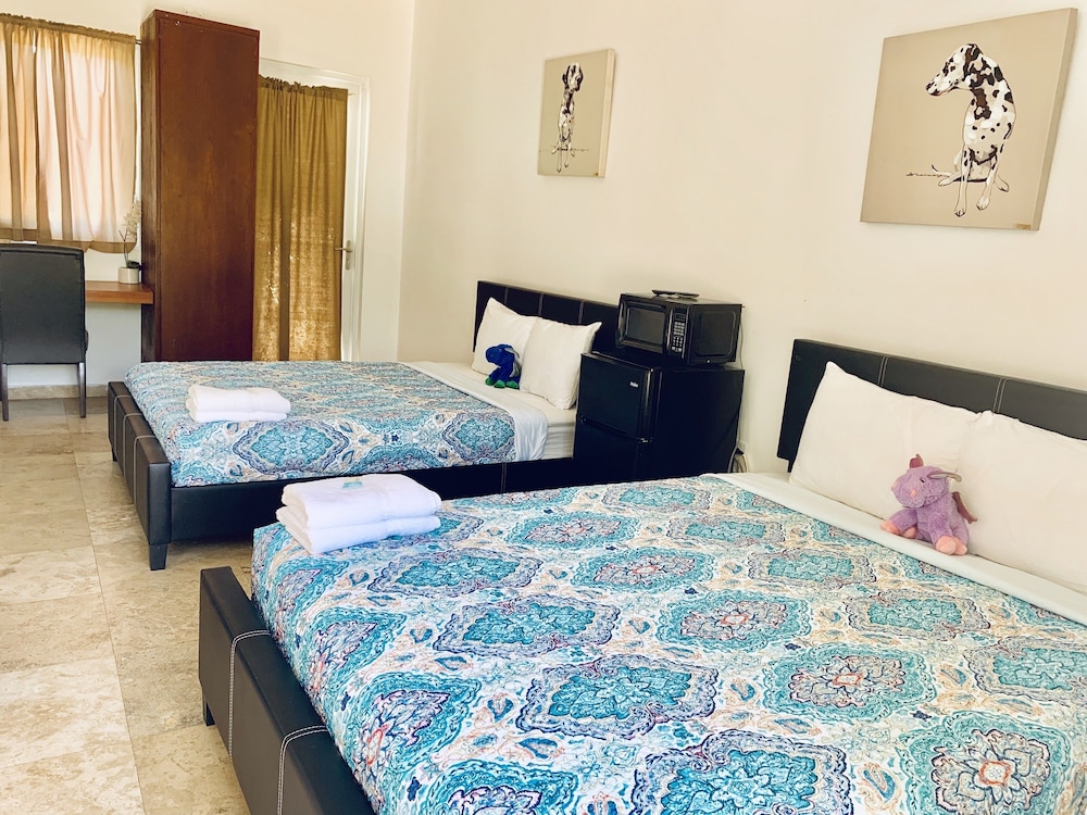 MwPi 101 Pool Walk Out Suite with 1 Full & 1 Queen Size Bed First Floor