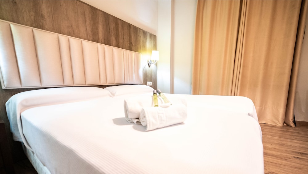 Standard Twin Room - Photo 8