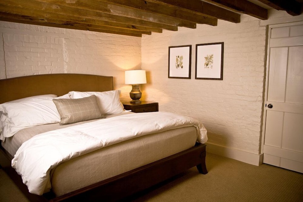 Courtyard King Room photo 3