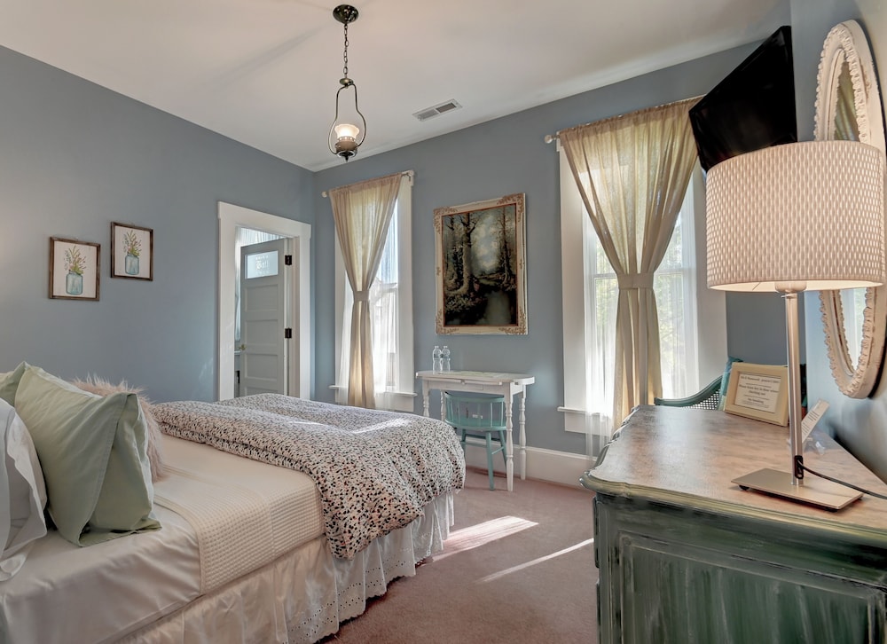 Courtney  Suite photo 2