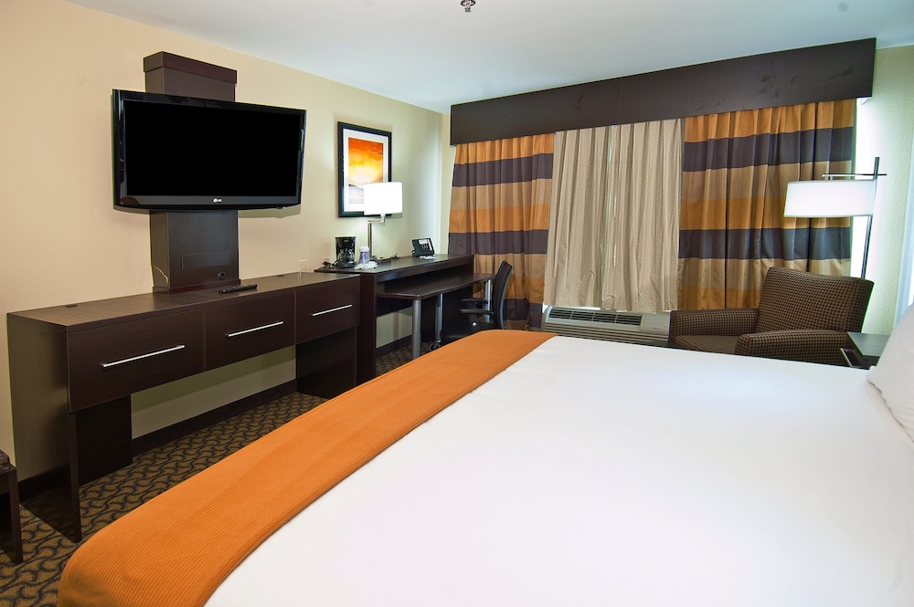 Room, 1 King Bed, Accessible, Non Smoking (Hearing) - Photo 1
