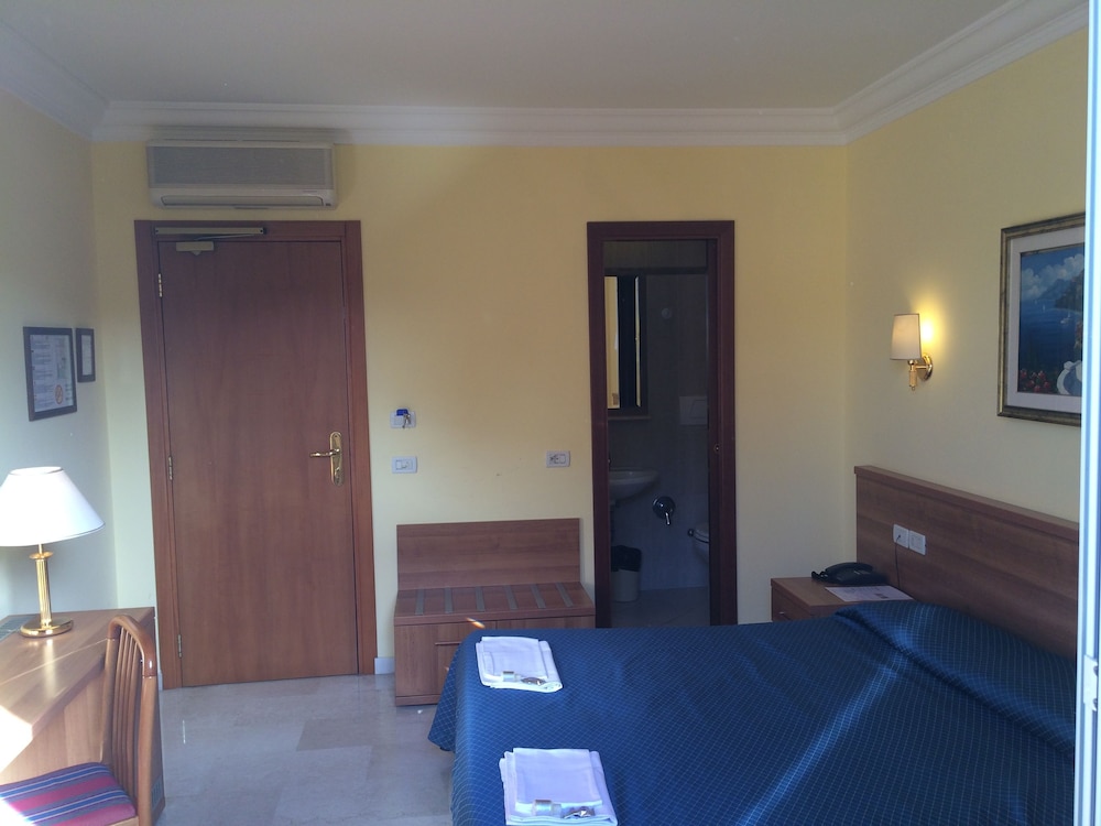 Standard Room photo 2