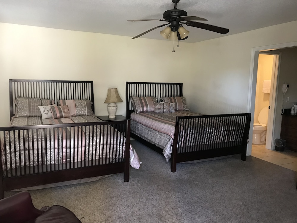 1 Bedroom / 1 Bathroom with 2 Queen Beds photo 3