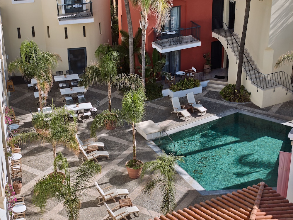 Plaza Grande Apartment - Photo 3