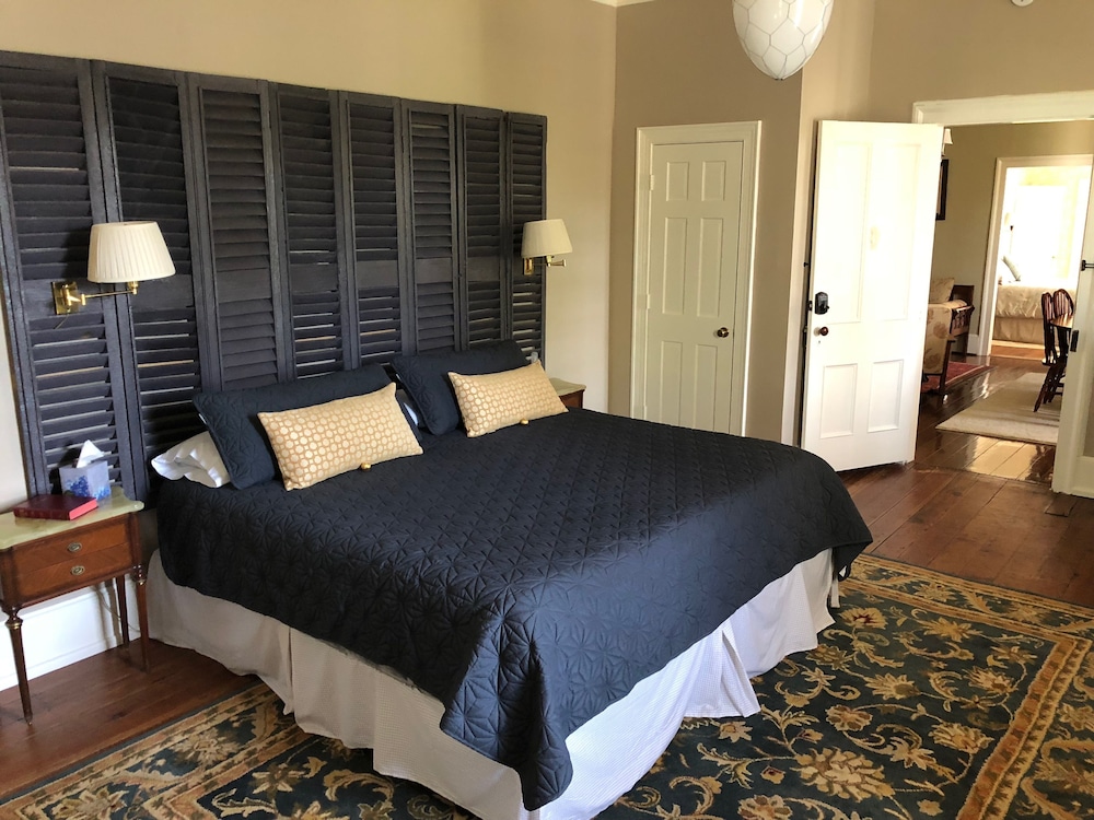 Comfort Double Room, 1 King Bed (Colonel) photo 3