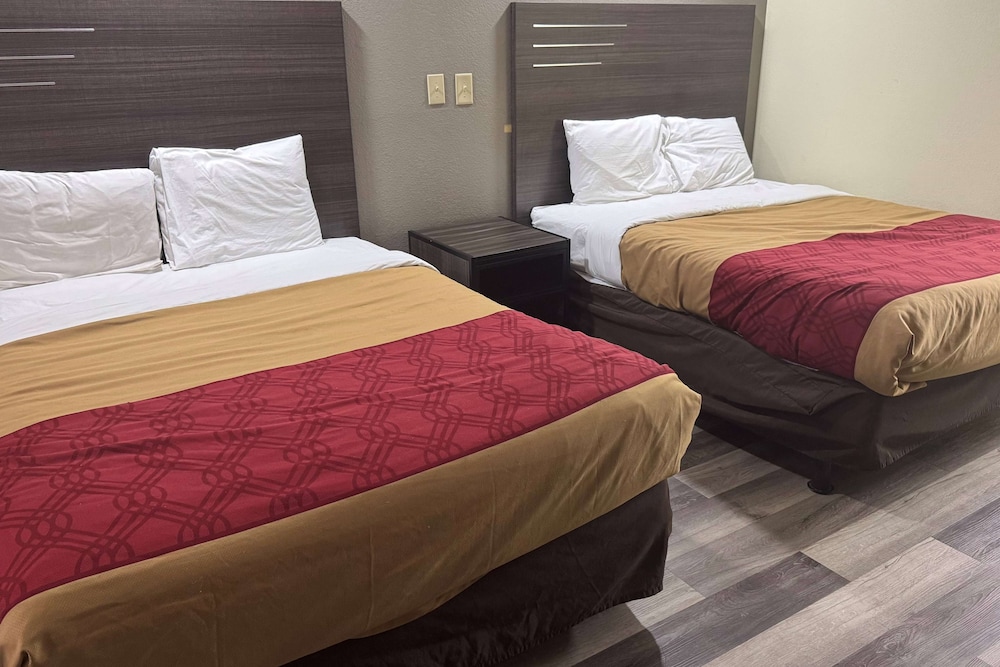 Room, 2 Queen Beds, Mobility Accessible, Non Smoking (Roll-in Shower) photo 1