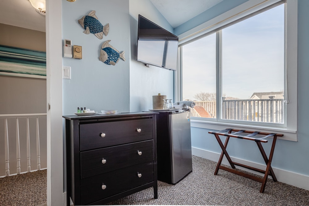 Judd Room, 1 Queen Bed, Shared Bathroom (at The Guest House)