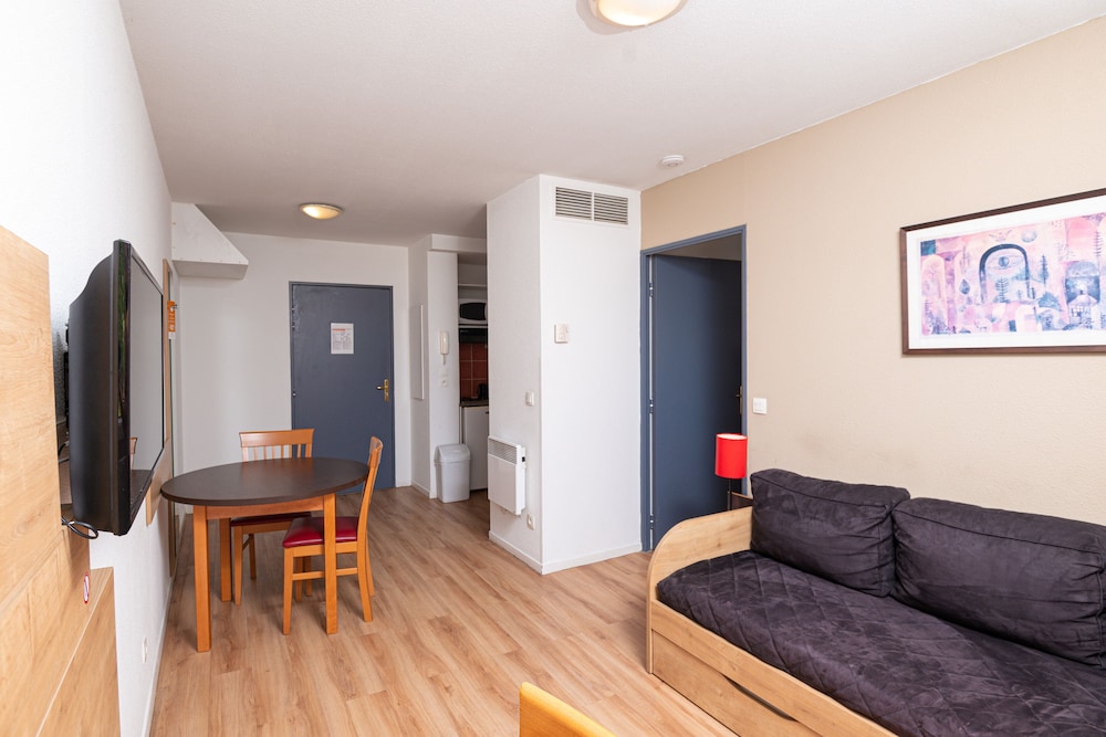 One Bedroom Apartement with 1 Sofa Bed and 2 Twin Beds - Photo 6