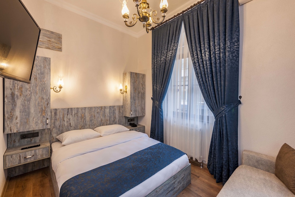Classic Studio, 1 Queen Bed with Sofa bed photo 1