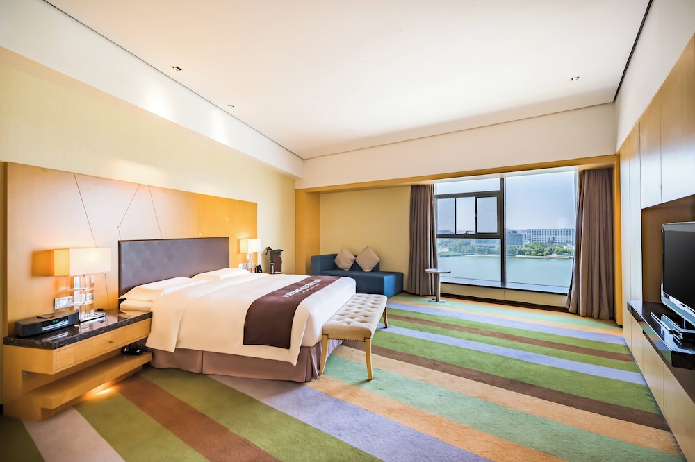 Junior Suite, 1 King Bed, Club Lounge Access, Lake View photo 3