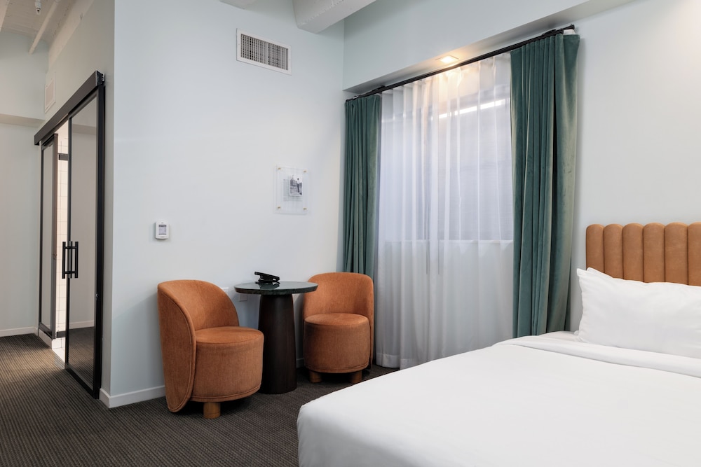 City Level Below Ground, 1 King Bed, Non Smoking (Hearing Accessible) photo 3