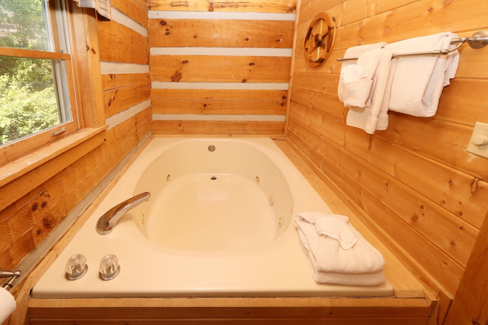 Cabin, Multiple Beds, Hot Tub, Mountain View photo 2