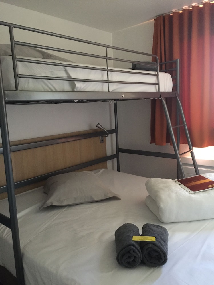 Standard Room, 3 Twin Beds - Photo 4