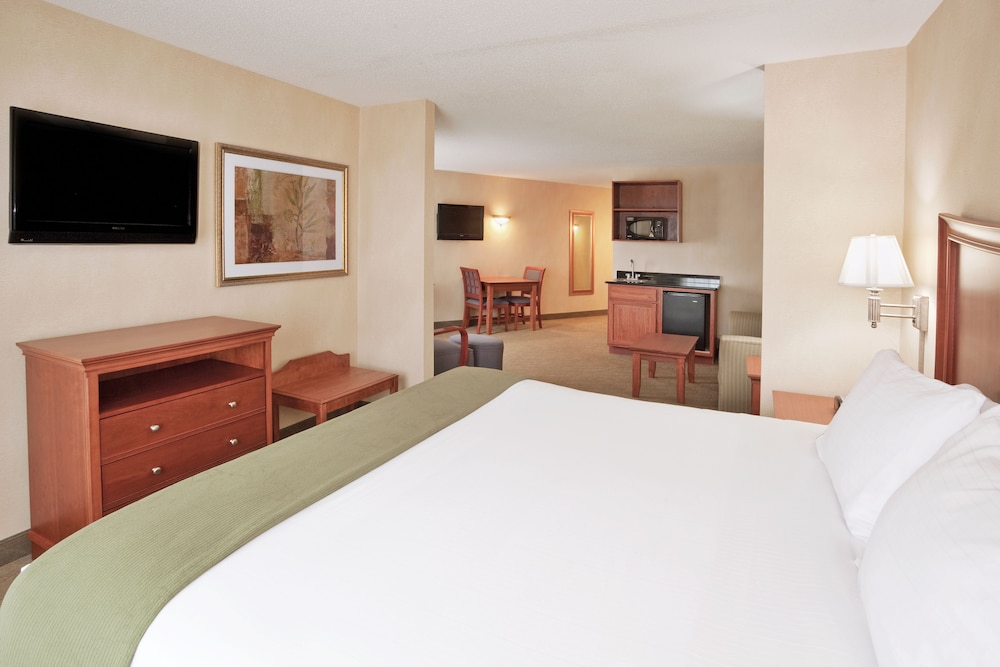 Suite, Multiple Beds - Photo 3
