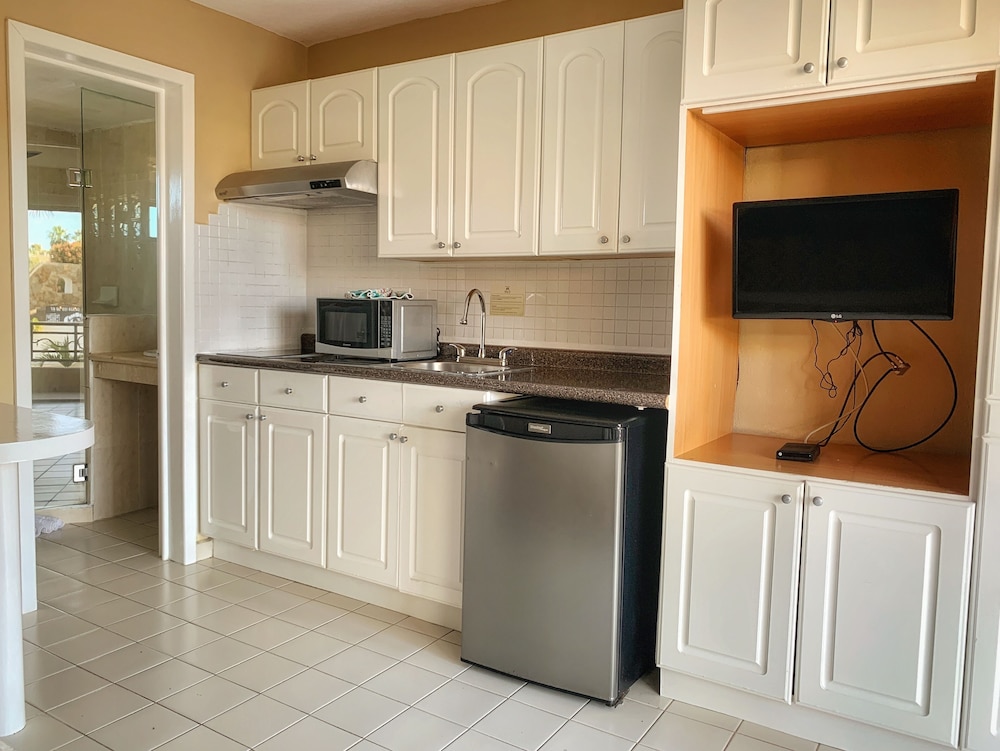 Family Room, 2 Bedrooms, Pool View - Photo 11