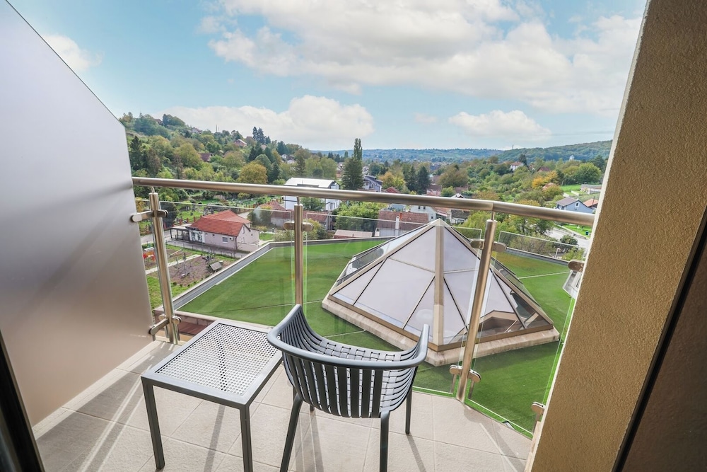 Suite, Hot Tub photo 3