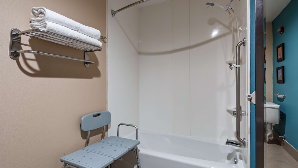 Suite, 1 King Bed, Accessible, Refrigerator & Microwave (with Sofabed) - Photo 6